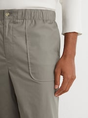 Verde salvia - Pantalones Reiss Snap de mezcla de algodón ligeros y corte ajustado. - Imagen 4 de 6