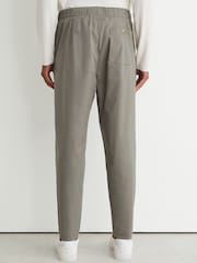 Verde salvia - Pantalones Reiss Snap de mezcla de algodón ligeros y corte ajustado. - Imagen 5 de 6