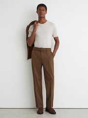 חום טבק - Reiss Peshi Relaxed-Fit Belted Pintuck Trousers - תמונה 1 מתוך 6