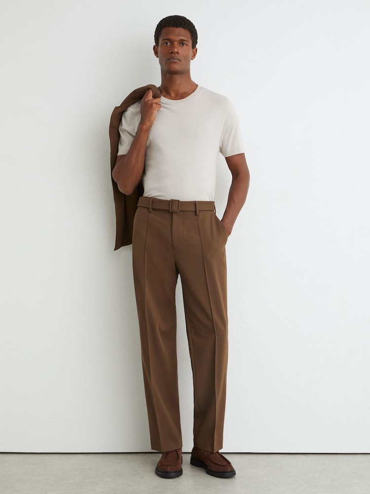 חום טבק - Reiss Peshi Relaxed-Fit Belted Pintuck Trousers - תמונה 1 מתוך 6 חום טבק - Reiss Peshi Relaxed-Fit Belted Pintuck Trousers - תמונה 1 מתוך 6