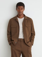 חום טבק - Reiss Peshi Relaxed-Fit Belted Pintuck Trousers - תמונה 4 מתוך 6