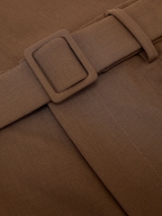 חום טבק - Reiss Peshi Relaxed-Fit Belted Pintuck Trousers - תמונה 6 מתוך 6