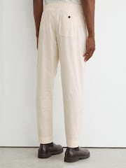 Blanquecino - Pantalones Reiss Snap de mezcla de algodón ligeros y corte ajustado. - Imagen 5 de 6