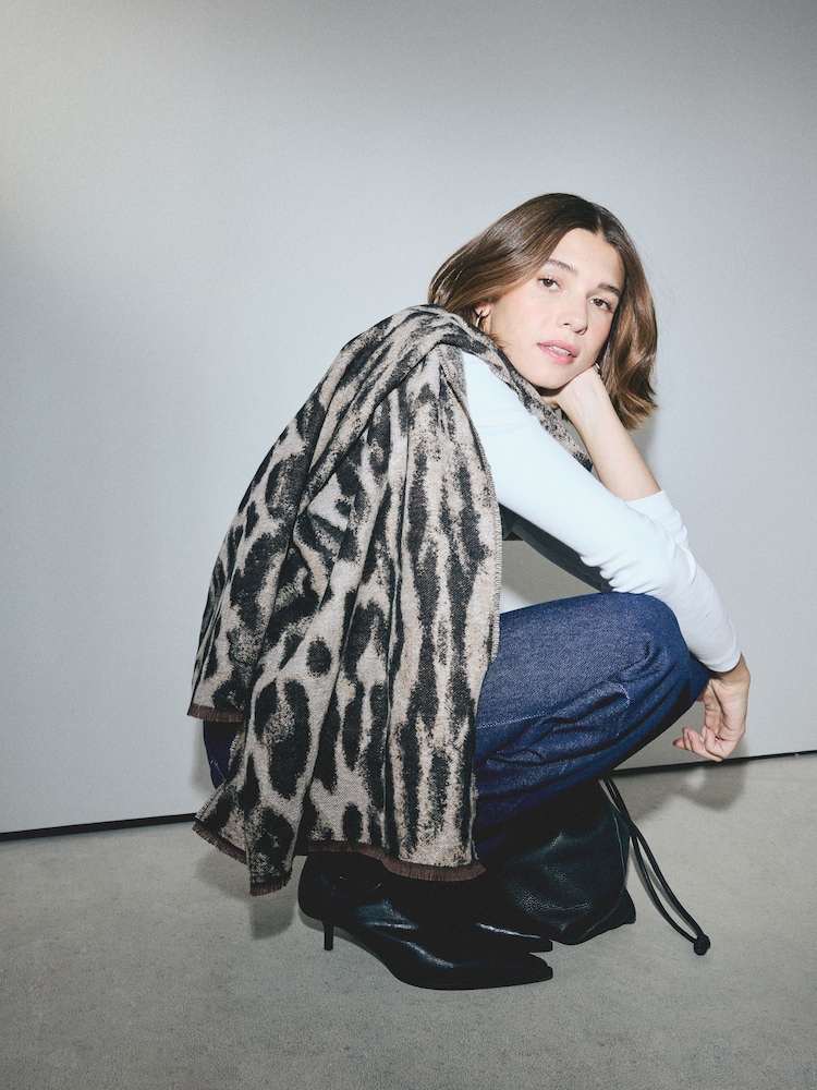 Leopard - Jacquardmønstret mellemvægt halstørklæde - Billede 2 af 6 Leopard - Jacquardmønstret mellemvægt halstørklæde - Billede 2 af 6