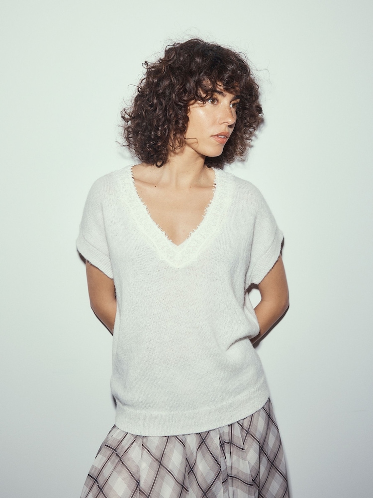 Crema - Camiseta de tirantes de punto con cuello de pico y ribete de encaje - Imagen 1 de 8