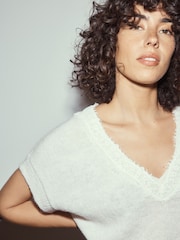Crema - Camiseta de tirantes de punto con cuello de pico y ribete de encaje - Imagen 4 de 8