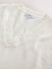 Crema - Camiseta de tirantes de punto con cuello de pico y ribete de encaje - Imagen 6 de 8