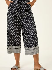 Roman – Cropped-Hose mit Rand-Print, Petite - Bild 4 von 5