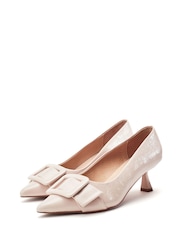 Moda in Pelle Ghiselle Kitten Heel Court With Buckle Trim - תמונה 3 מתוך 8