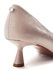 Moda in Pelle Ghiselle Kitten Heel Court With Buckle Trim - תמונה 8 מתוך 8