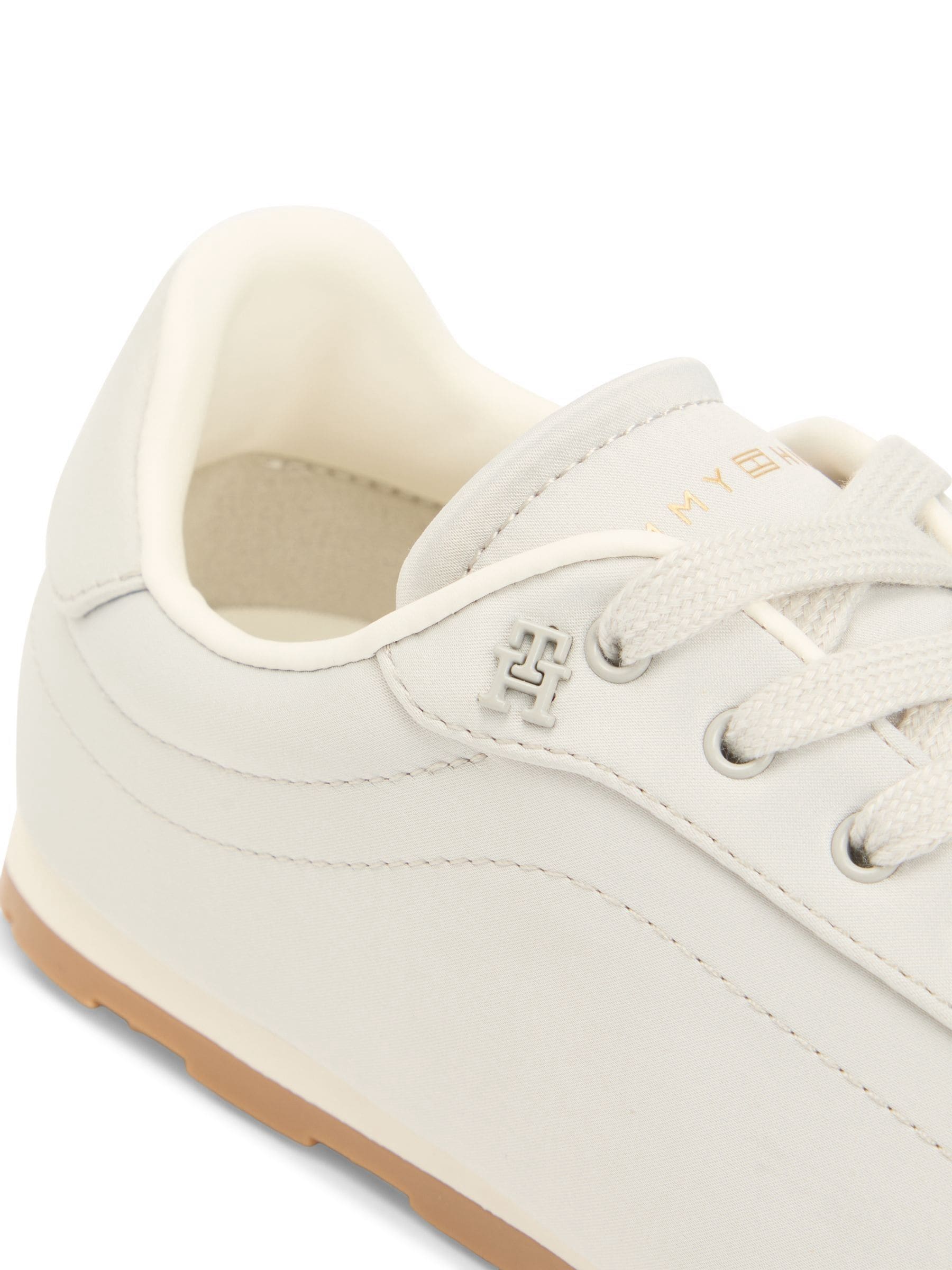 Next：日本 ホワイト - Tommy Hilfiger Monogram サテン スニーカー