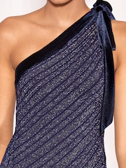 Lipsy Lurex Rib Detail Velvet Bow One Shoulder Knit Maxi Dress - Bild 6 von 6