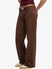 بني - بنطلون مخطط مصنوع من الجيرسيه من مجموعة Athletic Essentials من Superdry - صورة 1 من 5