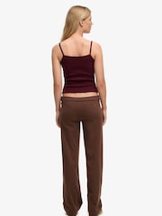 بني - بنطلون مخطط مصنوع من الجيرسيه من مجموعة Athletic Essentials من Superdry - صورة 3 من 5