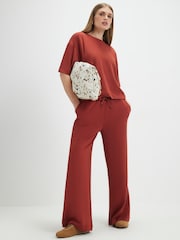 بنطلون رياضي فاخر برجل واسعة من River Island - صورة 1 من 2