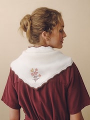Кремовый - Вязаный шарф с треугольными чашечками и вышивкой Laura Ashley - Изображение 2 5