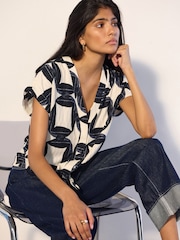 Geo Print Textured V-Neck Tie Front Short Sleeve Top - Image 3 of 8