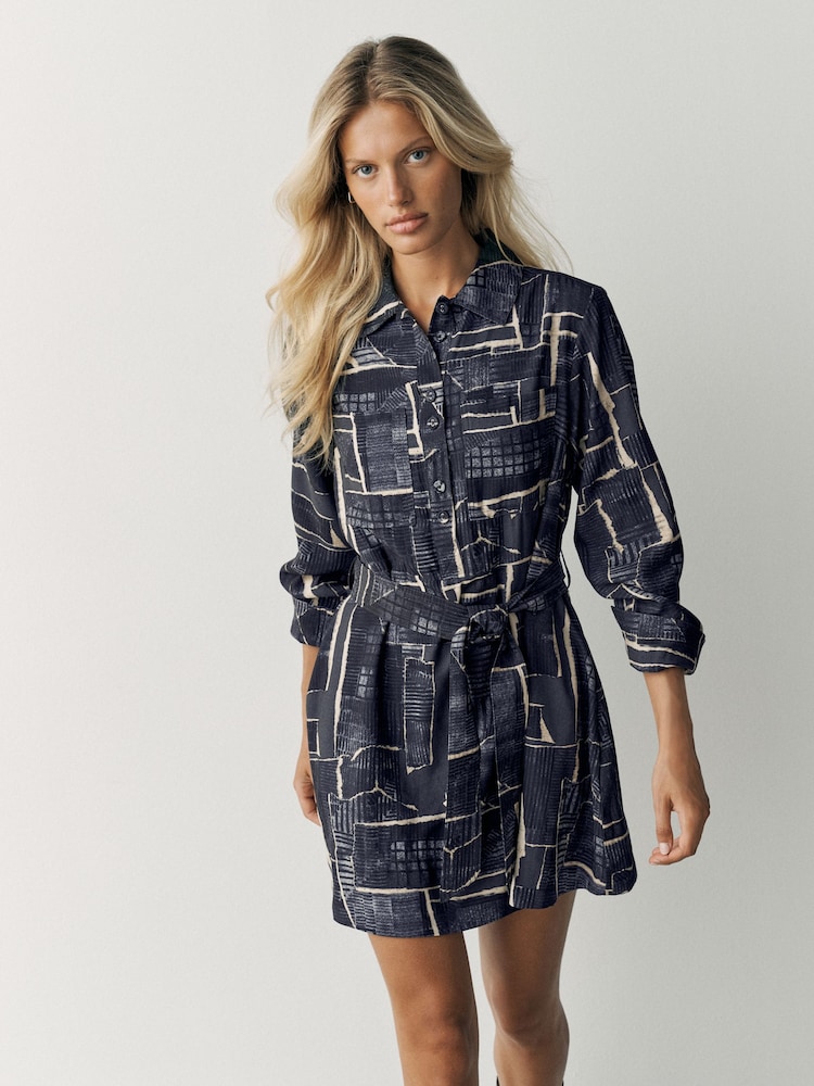 Navy/Blue Print - Robe chemise à manches longues ceinturée - Image 2 de 7 Navy/Blue Print - Robe chemise à manches longues ceinturée - Image 2 de 7