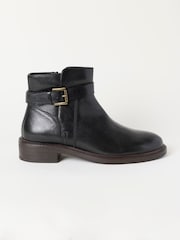 Schwarz - FatFace Stiefeletten aus Leder in breiter Passform mit Schnalle - Bild 1 von 3