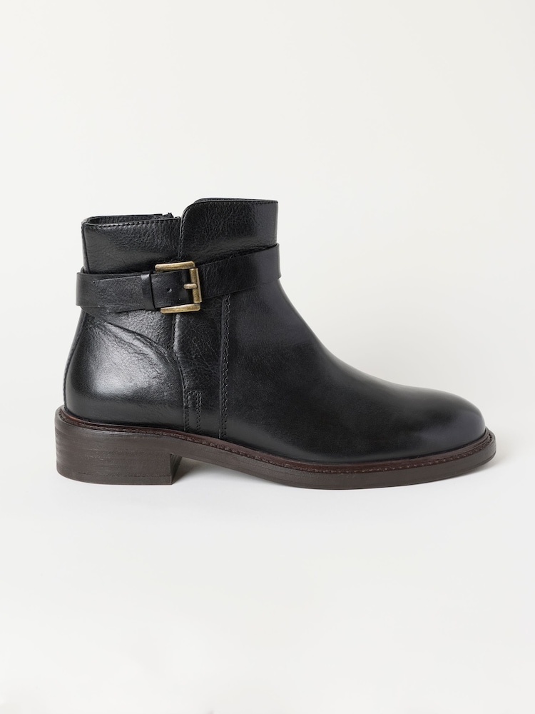Schwarz - FatFace Stiefeletten aus Leder in breiter Passform mit Schnalle - Bild 1 von 3