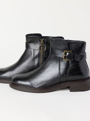 Schwarz - FatFace Stiefeletten aus Leder in breiter Passform mit Schnalle - Bild 2 von 3