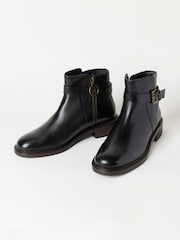 Schwarz - FatFace Stiefeletten aus Leder in breiter Passform mit Schnalle - Bild 3 von 3