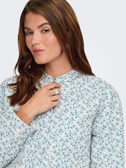 ONLY Kurze gesteppte Jacke mit Aufdruck - Bild 4 von 6