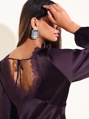 aubergine poupre - Friends Like These Robe midi en satin à manches longues et empiècement en dentelle. - Image 5 de 6