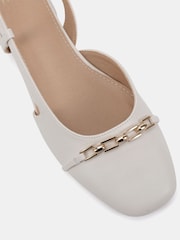 Chaussures plates Novo Fizz à bride arrière avec chaîne - Image 6 de 6