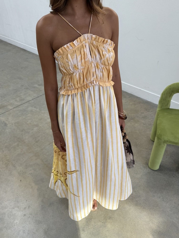 striped dress gold and white Why did some people see a gold and white dress?