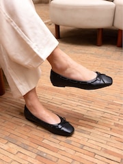 أسود - حذاء باليرينا مسطح Flora بتفاصيل Eyelet وعقدة من Novo - Image 1 of 6