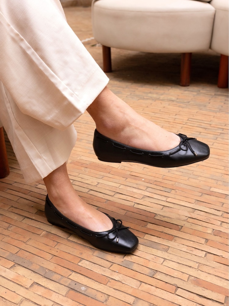 أسود - حذاء باليرينا مسطح Flora بتفاصيل Eyelet وعقدة من Novo - Image 1 of 6