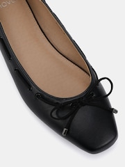 أسود - حذاء باليرينا مسطح Flora بتفاصيل Eyelet وعقدة من Novo - Image 6 of 6