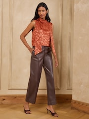 Rust Brown - Love & Roses na Animal Print Satin Jaqcuard Tie Neck na Pang-itaas na Walang Manggas - Larawan 3 ng 5