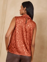Rust Brown - Love & Roses na Animal Print Satin Jaqcuard Tie Neck na Pang-itaas na Walang Manggas - Larawan 4 ng 5