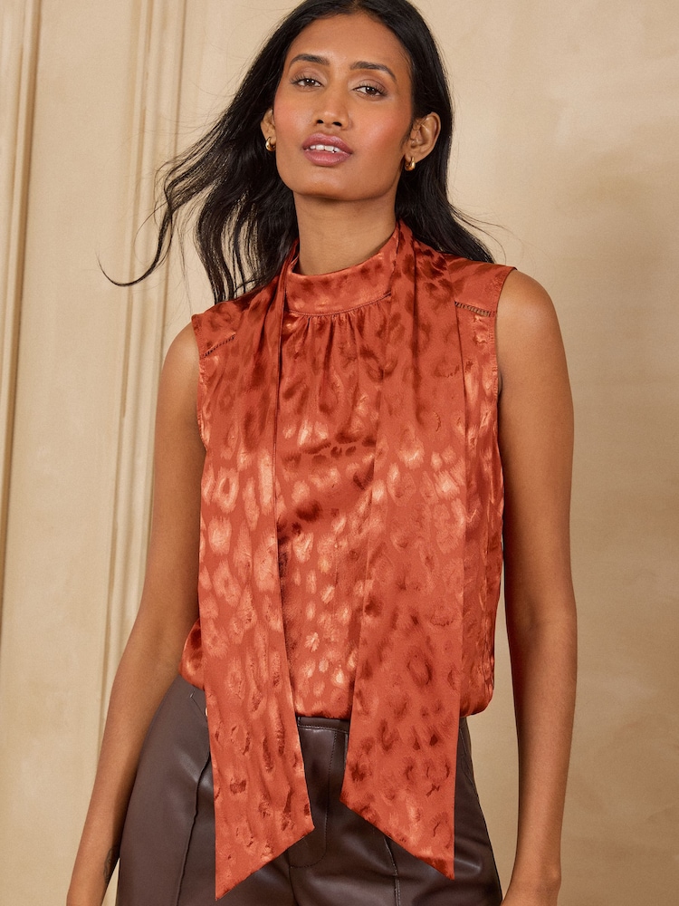 Rust Brown - Love & Roses na Animal Print Satin Jaqcuard Tie Neck na Pang-itaas na Walang Manggas - Larawan 5 ng 5