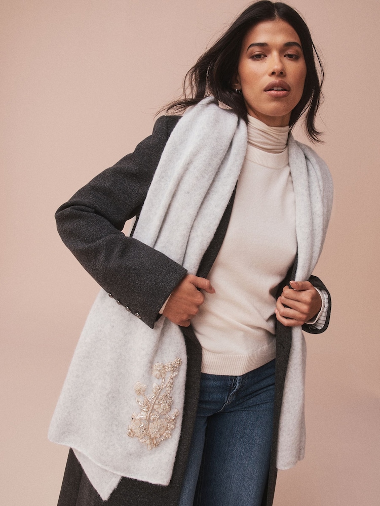 B by Ted Baker Grey Diamante Applique Knitted Wrap Scarf - Kuva 2 / 5