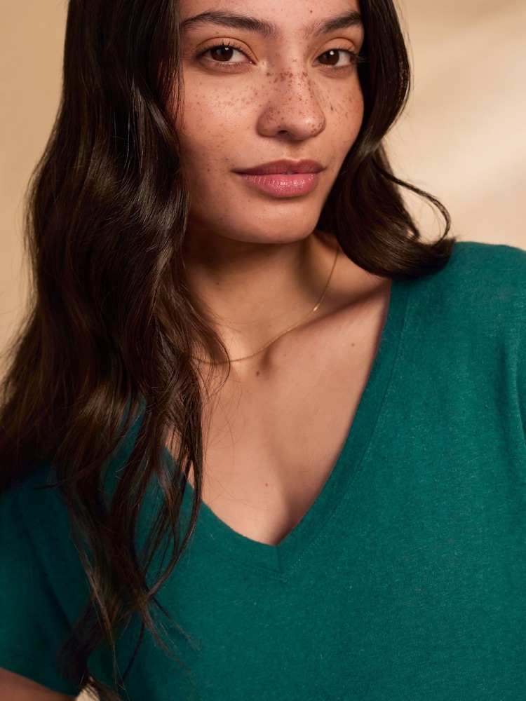 Celtic & Co. Linen / Cotton V-Neck Green T-Shirt - Image 2 of 10 Celtic & Co. Linen / Cotton V-Neck Green T-Shirt - Image 2 of 10