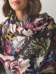 Navy Floral Swan Print - Leichter Schal - Bild 3 von 6