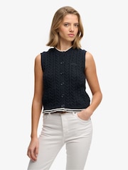 بلوزة بدون أكمام محبوكة بنمط كابل بأزرار أمامية من Superdry - Image 1 of 4