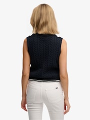 بلوزة بدون أكمام محبوكة بنمط كابل بأزرار أمامية من Superdry - Image 2 of 4