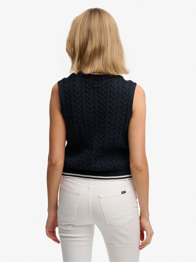 بلوزة بدون أكمام محبوكة بنمط كابل بأزرار أمامية من Superdry - Image 2 of 4 بلوزة بدون أكمام محبوكة بنمط كابل بأزرار أمامية من Superdry - Image 2 of 4