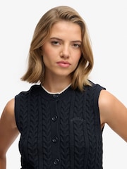 بلوزة بدون أكمام محبوكة بنمط كابل بأزرار أمامية من Superdry - Image 3 of 4