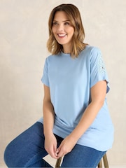 Blau - Evans – T-Shirt mit gehäkelten Schultern - Bild 1 von 5