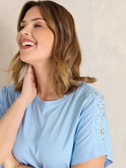 Blau - Evans – T-Shirt mit gehäkelten Schultern - Bild 4 von 5