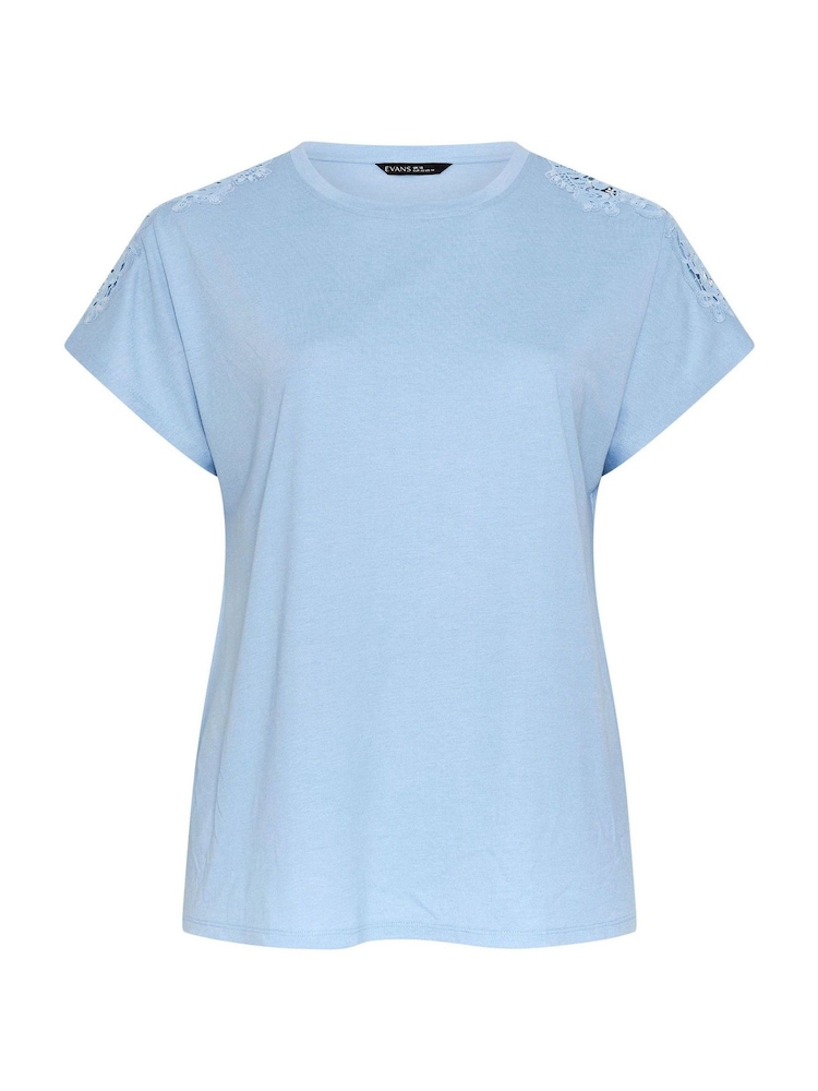 Blau - Evans – T-Shirt mit gehäkelten Schultern - Bild 5 von 5