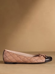 كريم - حذاء بمب باليه أنيق من Russell & Bromley - صورة 2 من 7