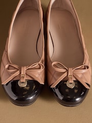 كريم - حذاء بمب باليه أنيق من Russell & Bromley - صورة 6 من 7