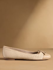 لون طبيعي - حذاء بمب باليه أنيق من Russell & Bromley - صورة 2 من 7