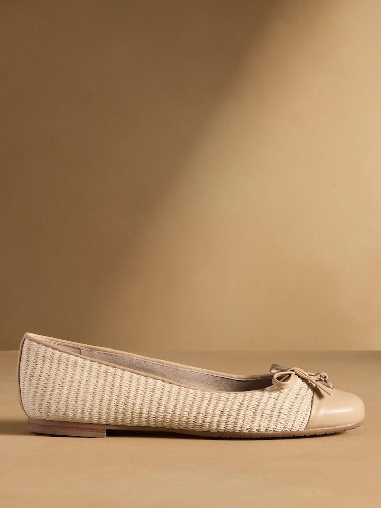 لون طبيعي - حذاء بمب باليه أنيق من Russell & Bromley - صورة 2 من 7